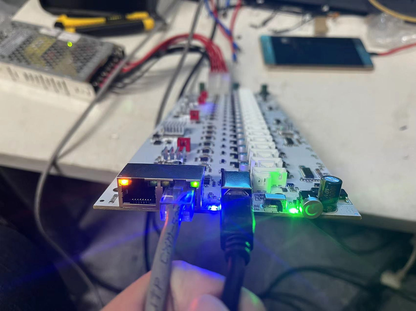 Mobiltelefon-Gruppensteuerungsgerät Hauptplatine Ethernet / WIFI Verbindung Unabhängiger Schalter Lüfter Einstellbar Unterstützt USB / OTG